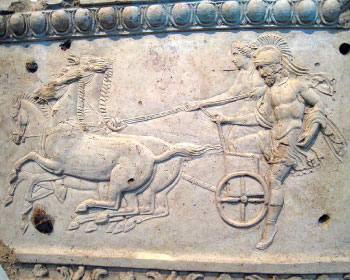 戦車を走らせるオイノマオス王とミルティロスを描いたレリーフ